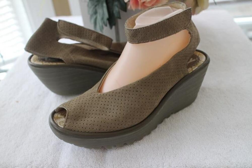 FLY LONDON YALA perforate WEDGE PUMP SHOE SIZE 39/9 (700